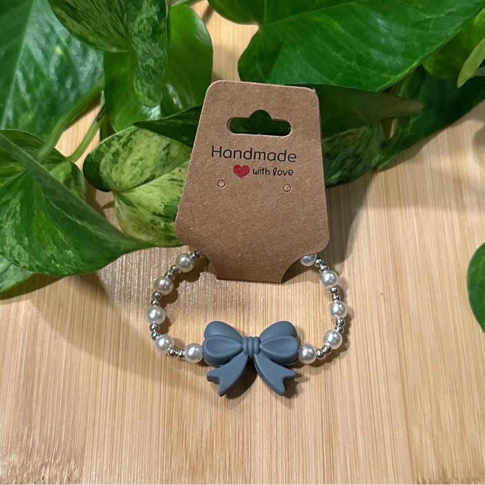 ✨Kids’ Pearl & Silver Stretchy Beaded Bracelet | Handmade | Silicone Bow Accent🎀